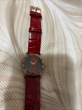 Gucci Red Leather Strap Watch with Gold Case and Green-Red Dial